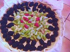Tarte mres, framboises et rhubarbe